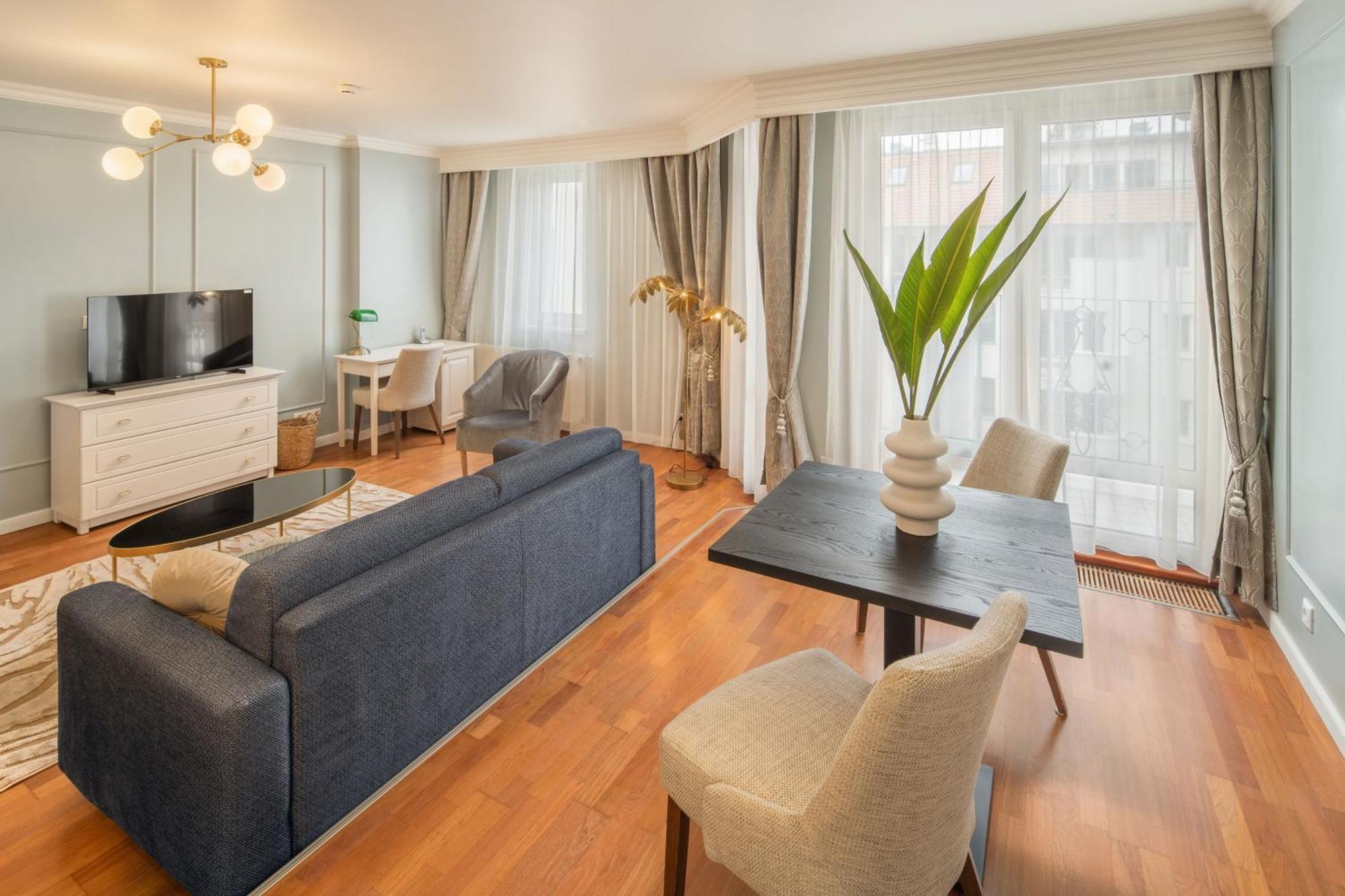 Deluxe King Suite